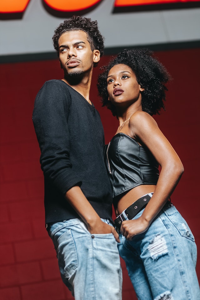 Weit, bequem, stilvoll – Oversized Hosen erobern die Straßenmode
